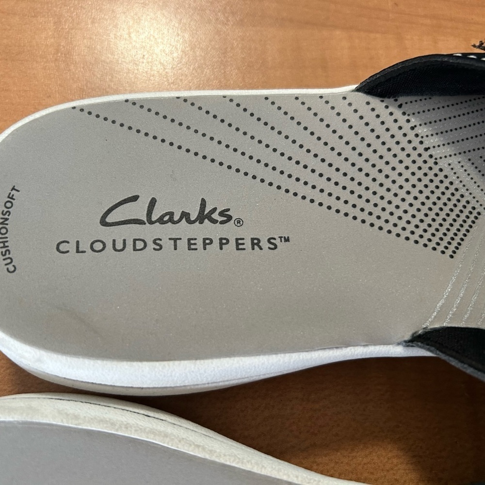 New Clarks Sandals cloudsteppers woman’s size 10 comfortable cushioned shoes - Picture 3 of 5